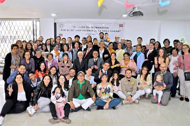 エクアドルの集いは11月23日、首都キトのエクアドル会館で開催。ミレージャ・ガリードさんが「開目抄」を拝読し、ハイメ・エスピノッサさんが信心根本に経済苦を克服したドラマを披露。ジョバニ・アルミホスさんが青年と心一つに前進する様子を報告した。ハンザワ理事長がたたえた