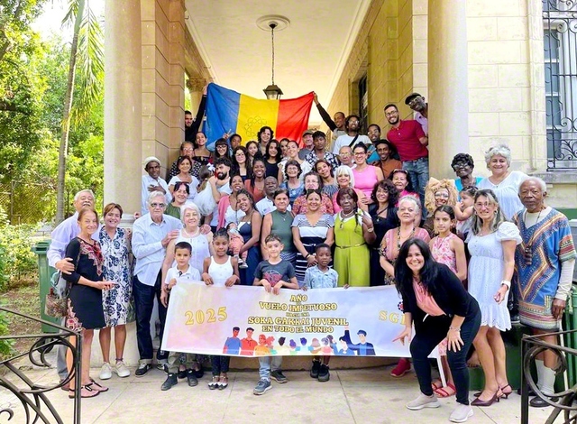 キューバ創価学会の集いは11月22日に各地で。10月末、過去最大規模のハリケーンが上陸し、大きな被害に見舞われたが、同志は苦難をものともせず、不屈の信心で前進する。首都ハバナ市内の会合では、バルバラ・ルイスさんが信仰体験を発表し、デルガード理事長が同志を励ました