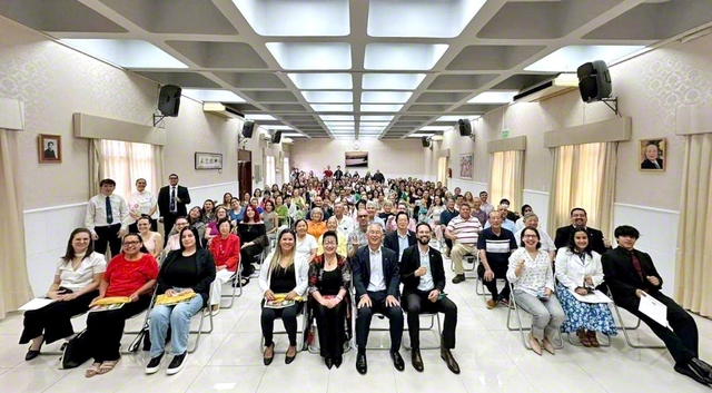 パラグアイの友は11月23日に全国各地で記念の集いを実施。首都アスンシオンのパラグアイ文化会館では、代表が「11・18」の意義を紹介。ナガサワ婦人部長、ベニテス教学部長がSGI秋季研修会に参加した模様を報告した。カタオカ理事長が人間主義のスクラムを広げようと語った