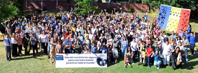 チリSGIの集いは11月23日、午前と午後に分けてチリ文化会館で。午前中には幹部研修を行い、「異体同心」などをテーマに学び合った後、マウリ・チャルレスさんが信仰体験を語った。午後には記念総会を開催。アンドレア・ムニョスさんが体験発表し、イマイ理事長が激励した