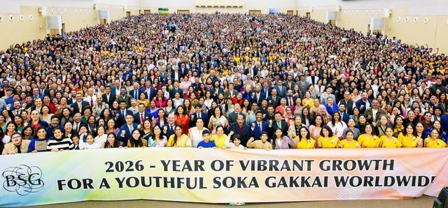 仏教源流の地で乱舞する地涌の大陣列がここに！――アジア広布65周年の明年へ、大いなる誓いを胸に集ったインド総会の参加者（創価菩提樹園の池田講堂で）