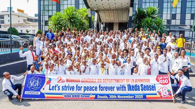 師弟の旗を掲げるカメルーンの青年部総会（11月30日、ドゥアラで）