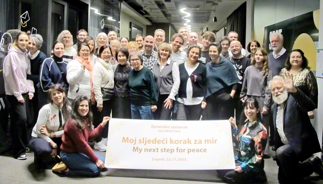 風雪にも負けず、求道心を燃やして集ったクロアチアの友らが笑顔で。総会の最後には、全員で歌声を高らかに響かせた（ザグレブ市内で）