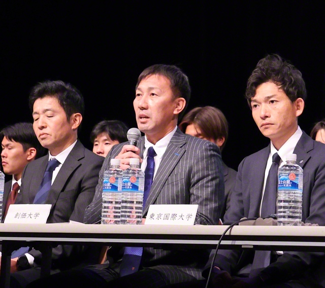 第102回箱根駅伝の記者発表会で創価大学の榎木和貴監督㊥が決意や抱負を語った（都内で）