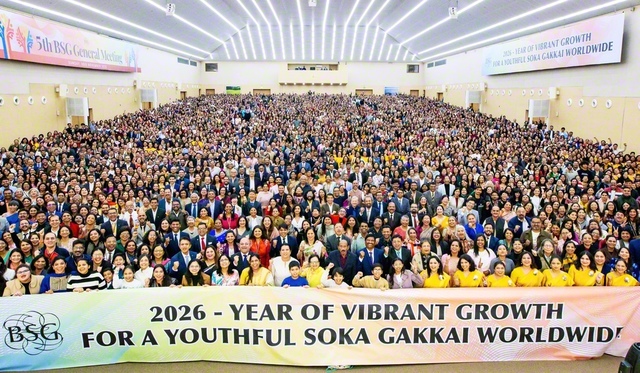 仏教源流の地で乱舞する地涌の大陣列がここに！――アジア広布65周年の明年へ、大いなる誓いを胸に集ったインド総会の参加者（創価菩提樹園の池田講堂で）