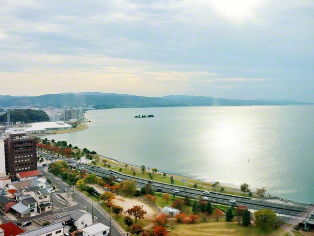 陽光に照らされる宍道湖（しんじこ）。かつて池田大作先生は湖畔で青年たちと懇談し、「20年、30年先を目指して、大成長の基礎を築いてほしい」と語った