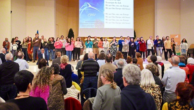 フランス総会では、欧州青年部の愛唱歌「欧州の青年よ　光り輝け！」を皆で大合唱した（11月29日、トレッツ欧州創価仏教センターで）