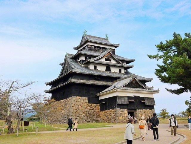 400年以上前の威容を今に伝える国宝・松江城。八雲は天守から見える景色を「天翔ける鷹の目に映ずる如くに町全体が一望の中に収まる」（森亮訳）と紹介した。池田先生も城の周辺を散策し、石垣などをカメラに収めている