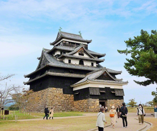 400年以上前の威容を今に伝える国宝・松江城。八雲は天守から見える景色を「天翔ける鷹の目に映ずる如くに町全体が一望の中に収まる」（森亮訳）と紹介した。池田先生も城の周辺を散策し、石垣などをカメラに収めている