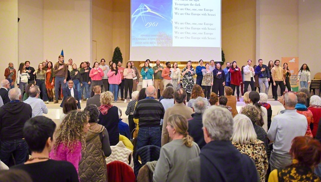 フランス総会では、欧州青年部の愛唱歌「欧州の青年よ　光り輝け！」を皆で大合唱した（11月29日、トレッツ欧州創価仏教センターで）