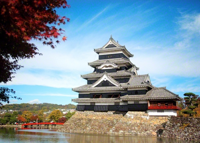 国宝・松本城(長野県松本市)。黒と白のコントラストが際立つ五重六階の天守が秋空に映える