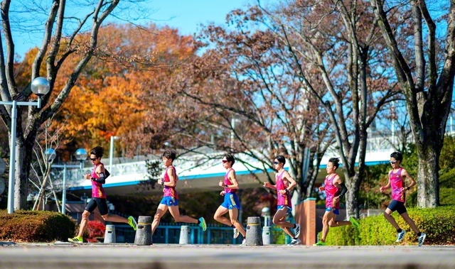 冬色に染まり始めたキャンパスに、選手たちの足音が小気味よく響く。スタッフ、マネジャーと共にチーム一丸で箱根路へ挑む(12月初旬、東京・八王子市の創価大学で)