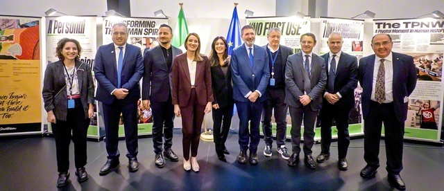 ロベルタ・メツォラ欧州議会議長(左から4人目)が同議会議員、イタリア創価学会の代表らと記念のカメラに(ストラスブール市内で)