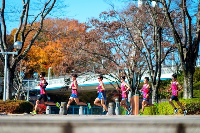 冬色に染まり始めたキャンパスに、選手たちの足音が小気味よく響く。スタッフ、マネジャーと共にチーム一丸で箱根路へ挑む（12月初旬、東京・八王子市の創価大学で）