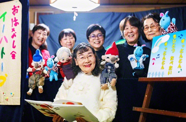 「みんな仲良く、練習が終われば女子会もやるんですから」と佐藤さん(前列)。一緒に活動する仲間たちと