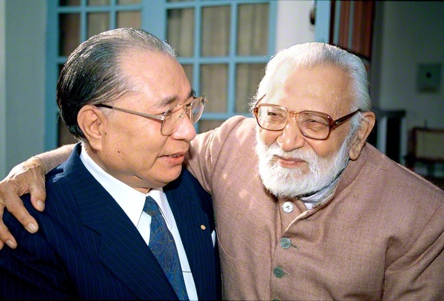 インド・ニューデリーの国立ガンジー記念館でパンディ博士と対談（1992年2月13日）