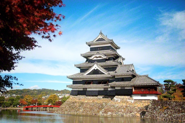 国宝・松本城（長野県松本市）。黒と白のコントラストが際立つ五重六階の天守が秋空に映える