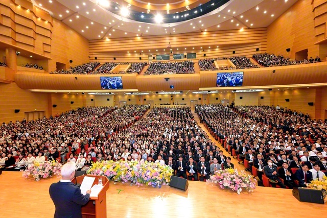 充実の1年を勝ち飾った韓国の友。ある男子部員は「目の前の一人の可能性を信じ抜き、躍動の心で折伏に走ります」と（ソウルの池田記念講堂で）