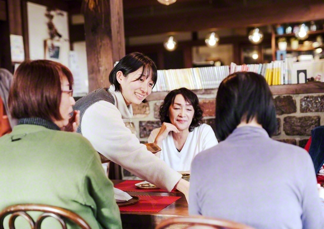 「優しいお客さんたちに真心でお返ししたい」と、料理を提供する小松さん