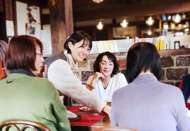 「優しいお客さんたちに真心でお返ししたい」と、料理を提供する小松さん