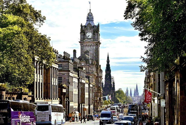 カーライルが青春時代を過ごしたスコットランドの中心都市エディンバラ（2018年6月撮影）。歴史的建造物が立ち並び、世界遺産に登録されているこの地にも今、創価の地涌の連帯が大きく広がっている