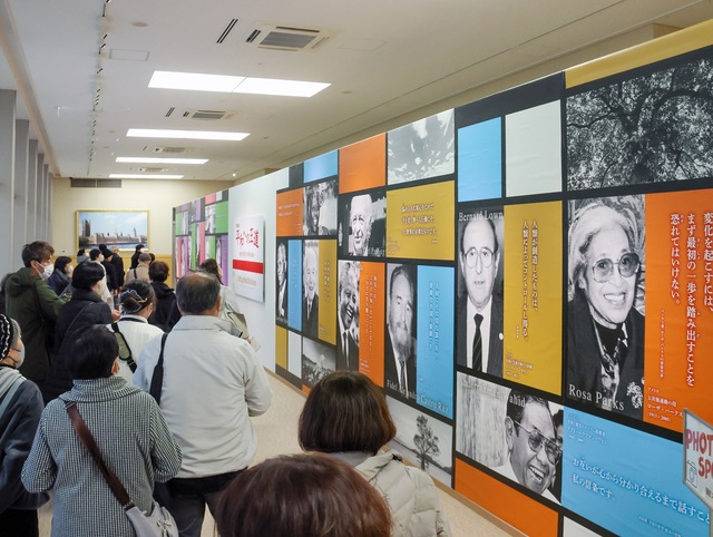 多くの来場者でにぎわう特別展示「平和への王道――池田大作先生の世界交友録」(同)