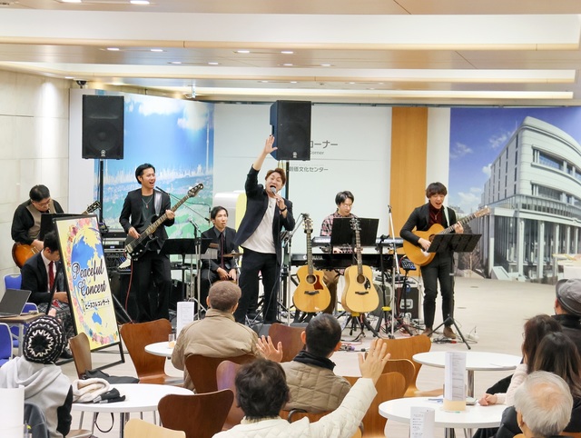 音楽隊・軽音楽部がサプライズ演奏を披露。力強くも繊細なメロディーを奏でた(14日、創価文化センターで)