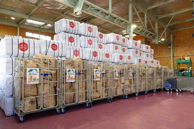 センターに届いた大量の回収袋。丁寧に整理し、海外発送のための作業を始める