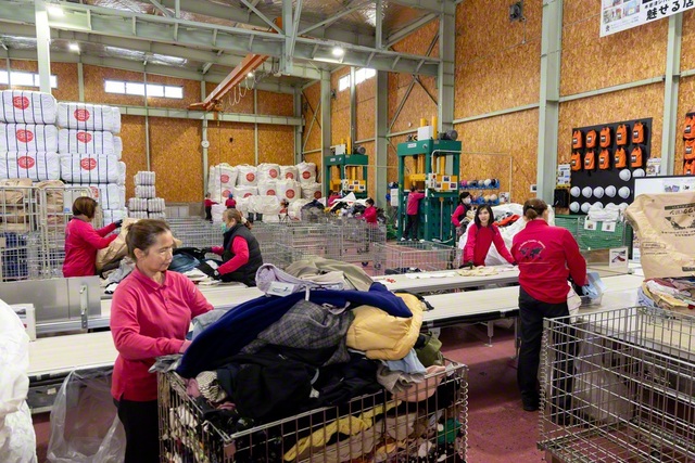 センター内の様子。室内は清潔に保たれ、スタッフが生き生きと働く