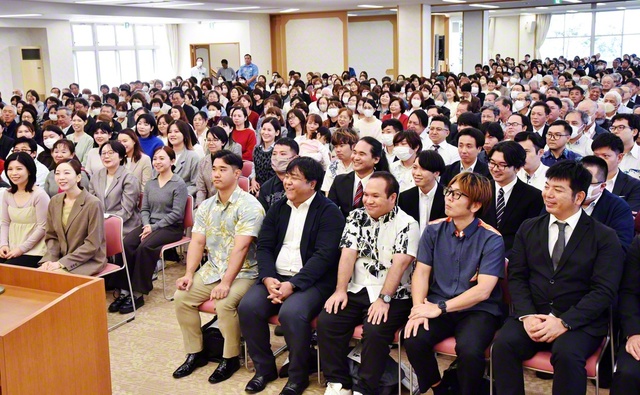 さらなる勇躍を約し合った沖縄総会。青年世代を代表し、町田凜さん、砂川泰尚さんが、使命の舞台で実証を示す様子を発表した（14日、沖縄研修道場で）