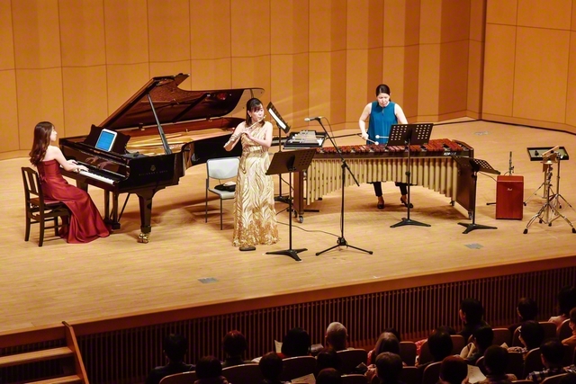 避難訓練コンサートでは、「上を向いて歩こう」などの楽曲が披露された（13日、関西国際文化センターで）