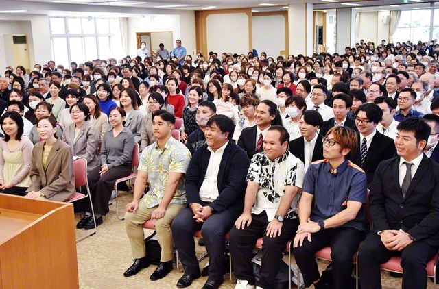 さらなる勇躍を約し合った沖縄総会。青年世代を代表し、町田凜さん、砂川泰尚さんが、使命の舞台で実証を示す様子を発表した（14日、沖縄研修道場で）