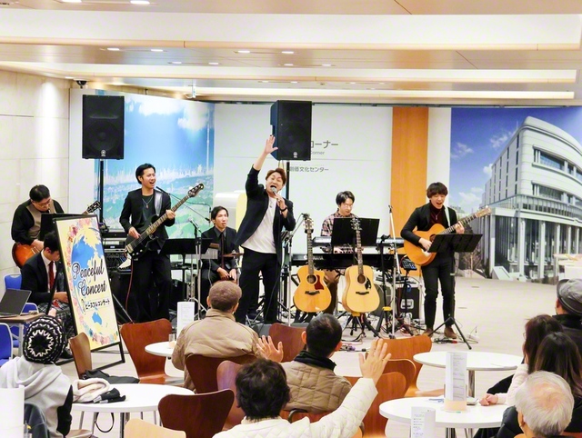 音楽隊・軽音楽部がサプライズ演奏を披露。力強くも繊細なメロディーを奏でた（創価文化センターで）