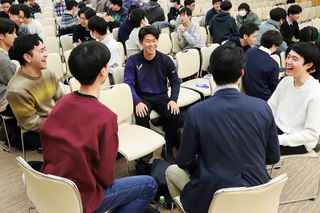 首都圏学生部の大会。学生部の使命などを語り合った（金舞会館で）