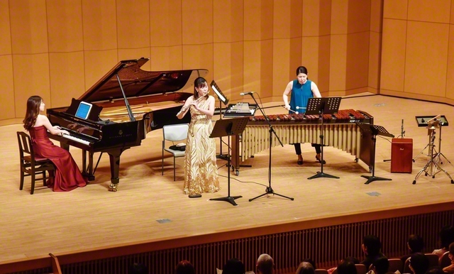 避難訓練コンサートでは、「上を向いて歩こう」などの楽曲が披露された（13日、関西国際文化センターで）