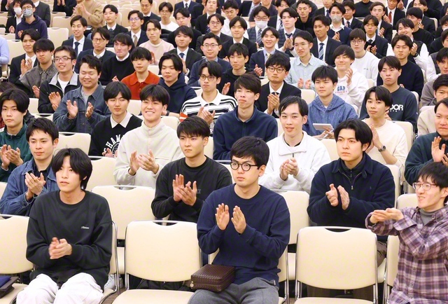 “行学の二道”に励み、広布拡大に先駆する学生部の友（金舞会館で）