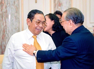 インドネシアのワヒド元大統領と会談（2002年4月3日、東京牧口記念会館で）