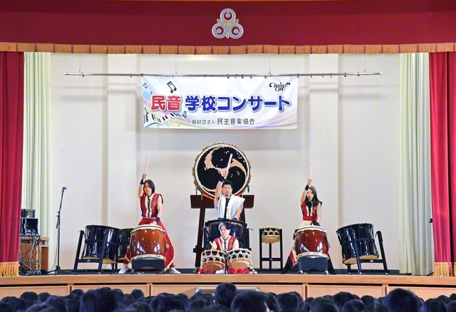 和太鼓の力強い一音一音が参加者を魅了した民音の学校コンサート（福岡・野多目小学校で）