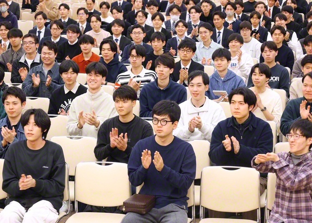 “行学の二道”に励み、広布拡大に先駆する学生部の友（金舞会館で）