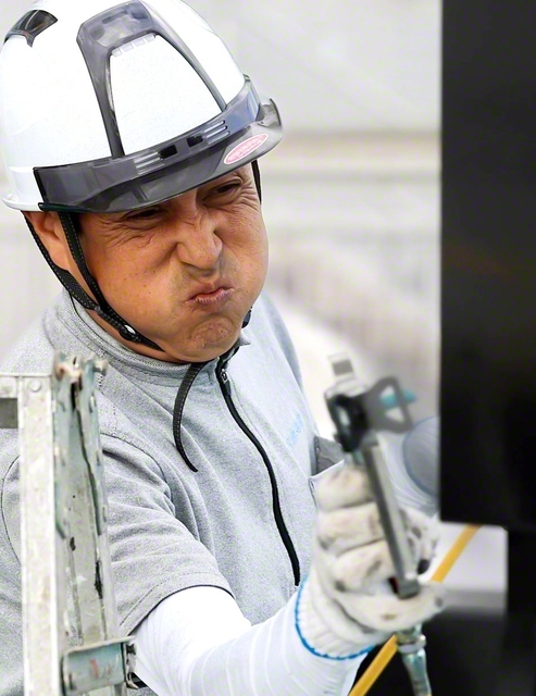 一塗り一塗りに魂を込める堀本さん。「愛があるから、一切妥協したくない」