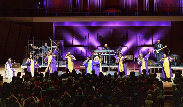 「グローリー・ゴスペル・シンガーズ」が、パワフルな歌声で聴衆を魅了した（すみだトリフォニーホールで）