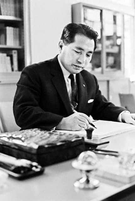 世界の平和と人類の幸福のために思索し、筆を執る池田先生（1965年、学会本部で）