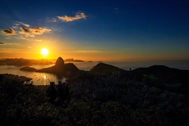 リオデジャネイロ市に昇る朝日。池田先生は1966年3月、ブラジル広布・草創期の創価学会の同志と共にリオの街を一望できる丘に登り、大空と太陽を仰いだ