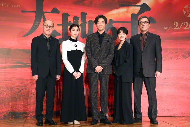 左から山西惇、上白石萌歌、井上芳雄、奈緒、益岡徹