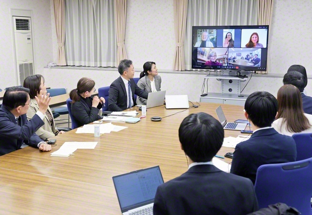 オンラインで結んで開催された報告会。音楽隊、鼓笛隊、未来部の代表も出席し意見交換を行った（東京・新宿区の戸田記念国際会館で）