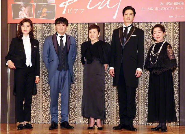 左から彩輝なお、藤岡正明、大竹しのぶ、廣瀬友祐、梅沢昌代