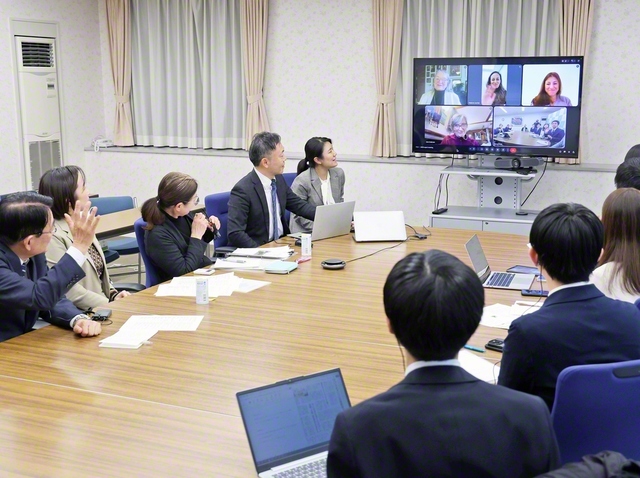 オンラインで結んで開催された報告会。音楽隊、鼓笛隊、未来部の代表も出席し意見交換を行った（東京・新宿区の戸田記念国際会館で）