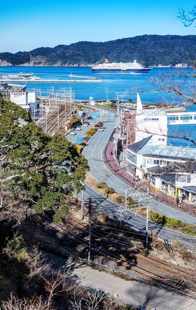 鳥羽城跡につくられた城山公園から、フェリーが行き交う鳥羽湾を望む（三重県鳥羽市）