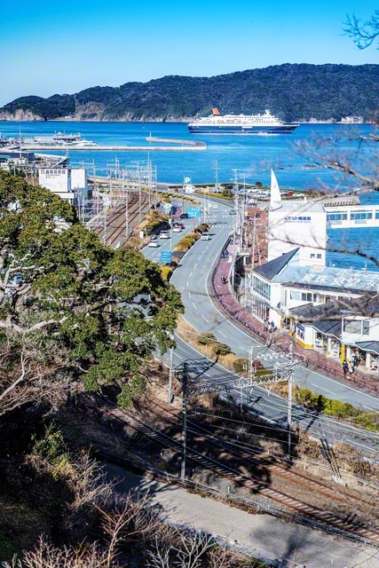 鳥羽城跡につくられた城山公園から、フェリーが行き交う鳥羽湾を望む（三重県鳥羽市）