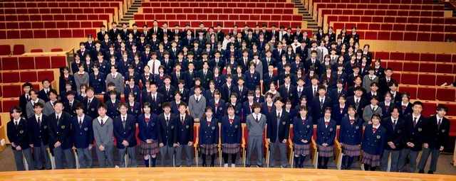 記念のカメラに納まった創価中学校の2年生（16日、創大で）